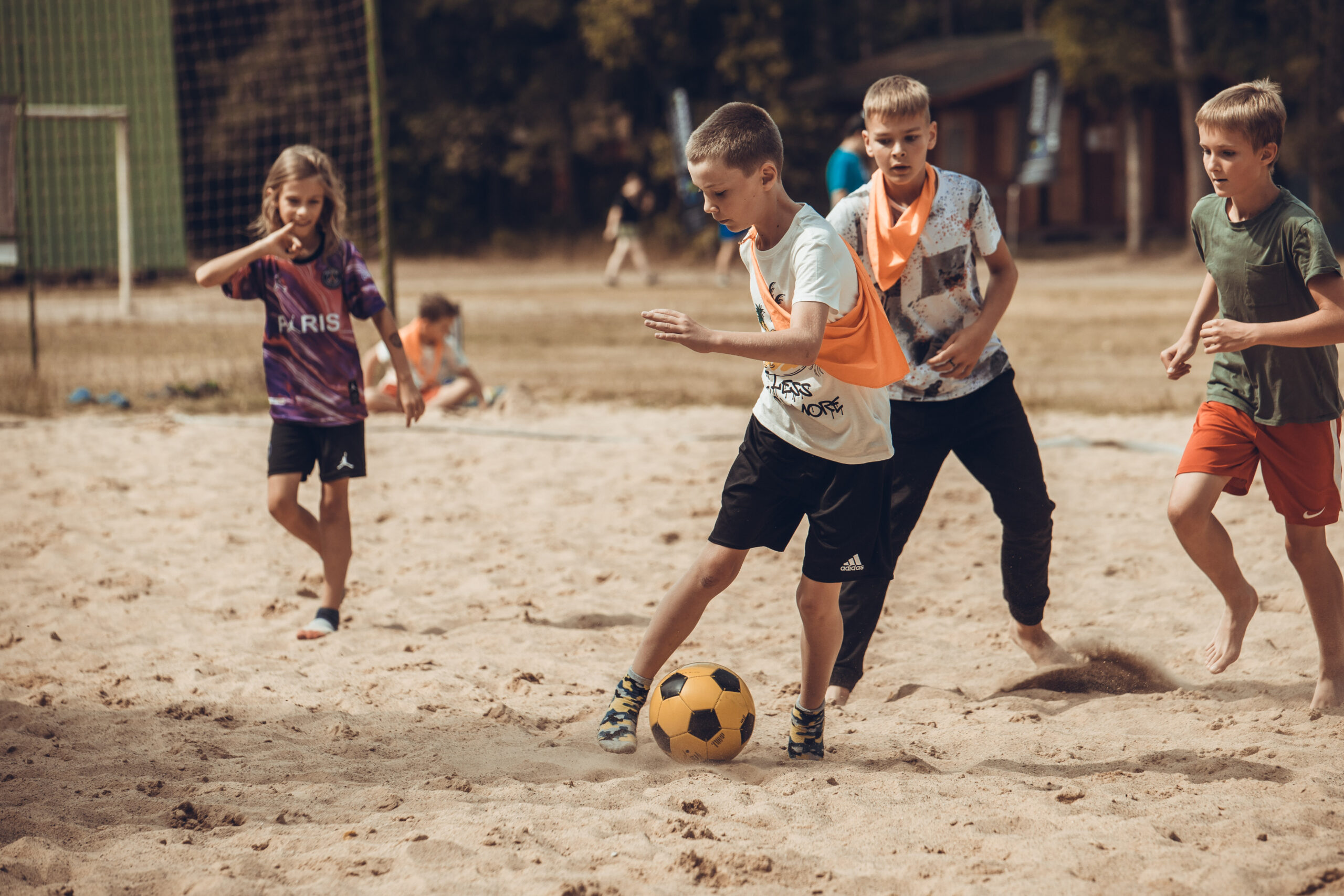 Obozy letnie – niezapomniane wakacje nad morzem, jeziorem i w górach