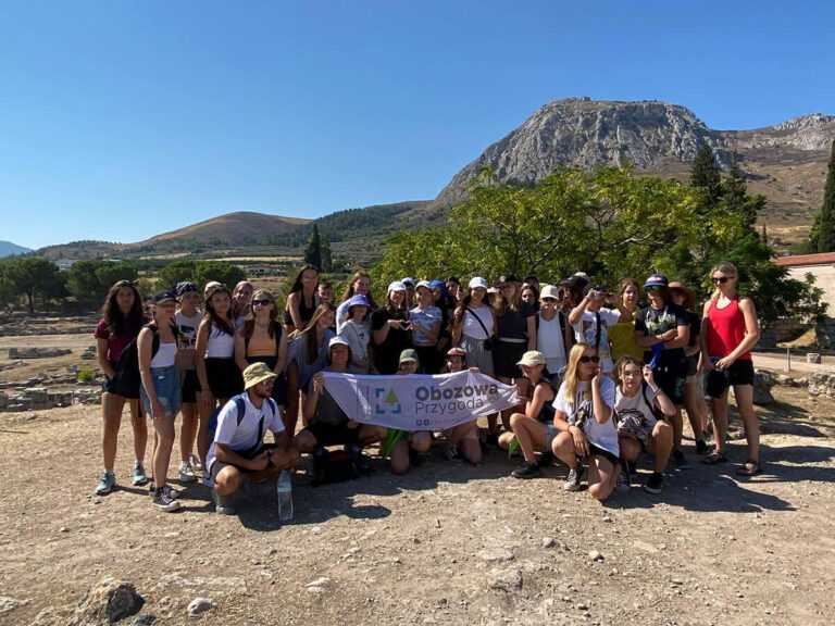 Zadowolona grupa młodzieży na obozie zagranicznym