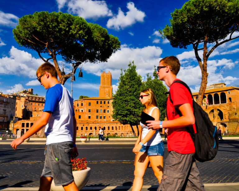 Młodzież podczas wycieczki na zagranicznym obozie
