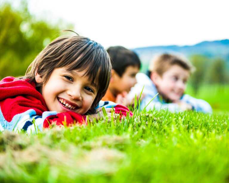 Uśmiechnięte dzieci - obóz za granicą