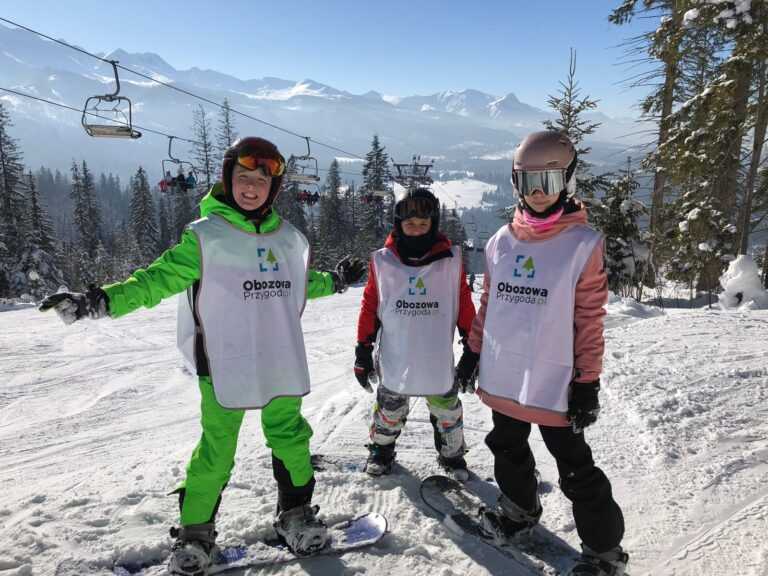 Dzieci podczas obozu snowboardowego