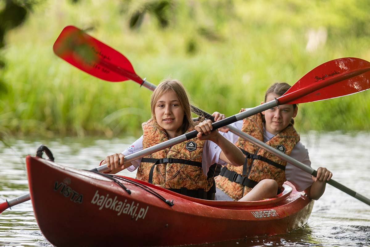 Obóz nad jeziorem - pływanie kajakiem