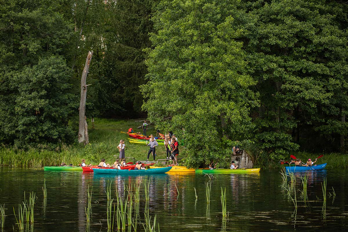 Idealne wakacje dla dzieci - kolonie nad jeziorem w Kuźnicy