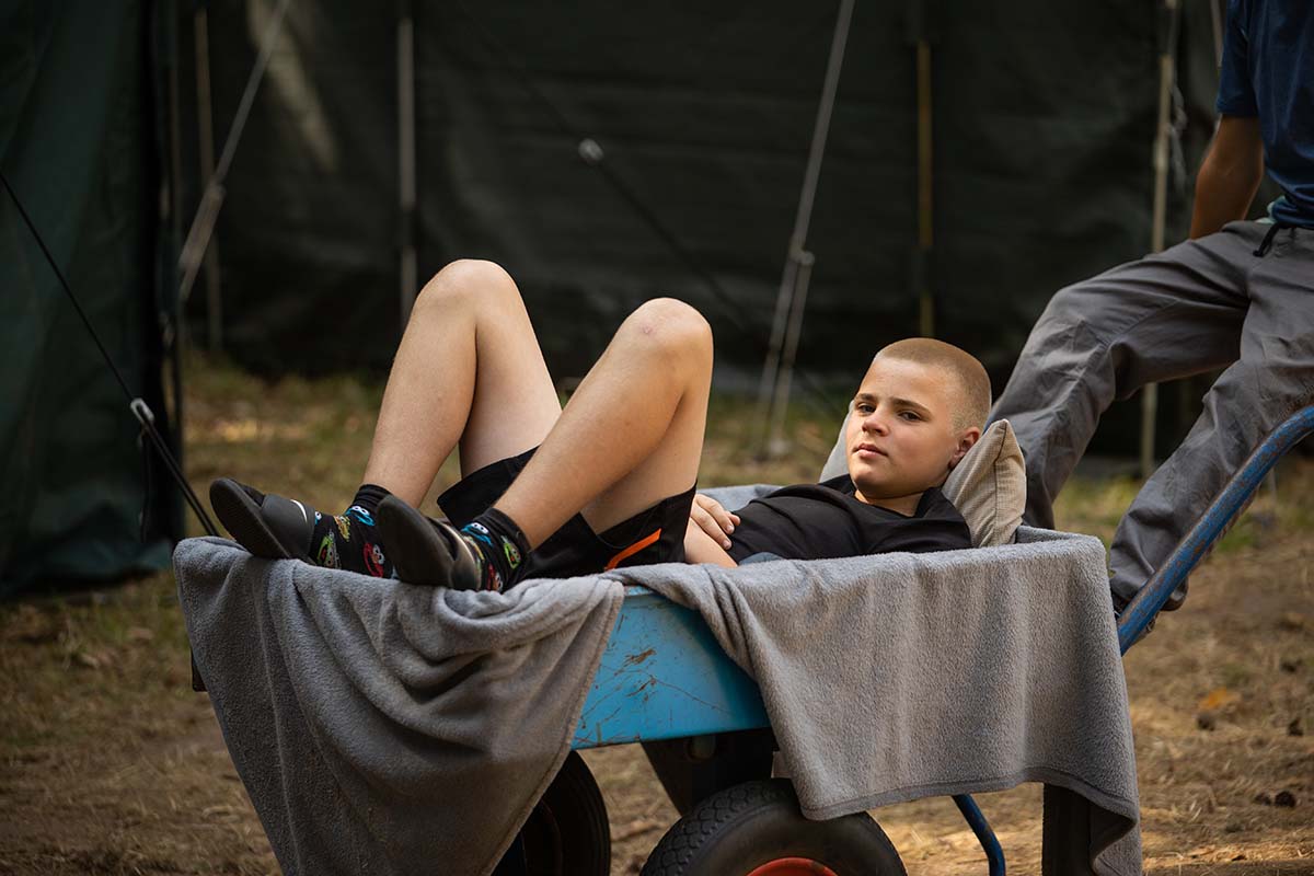 Dzieci wspólnie spędzają czas na obozach nad jeziorem w Kuźnicy