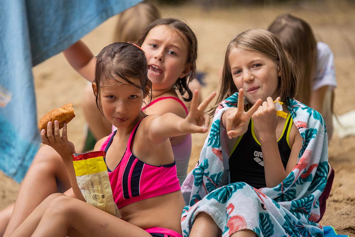 Zabawy na plaży podczas obozu nad jeziorem