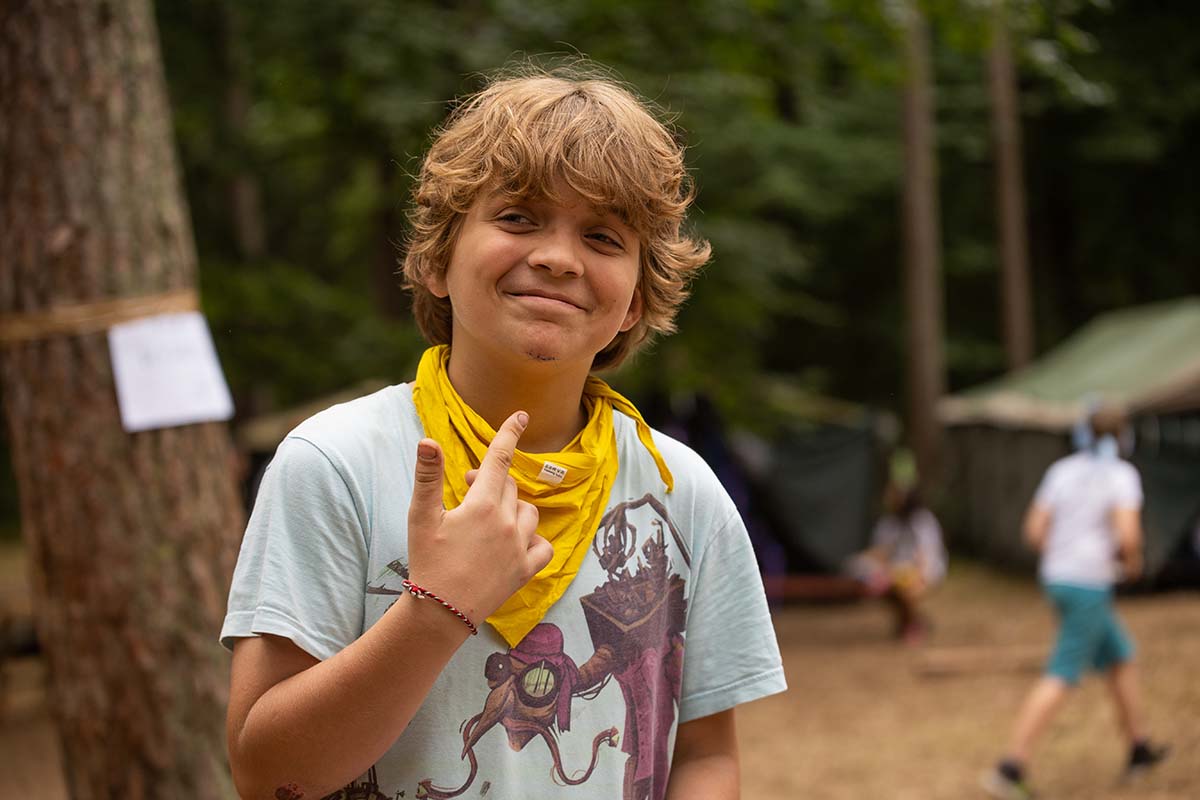 Letni obóz młodzieżowy nad jeziorem