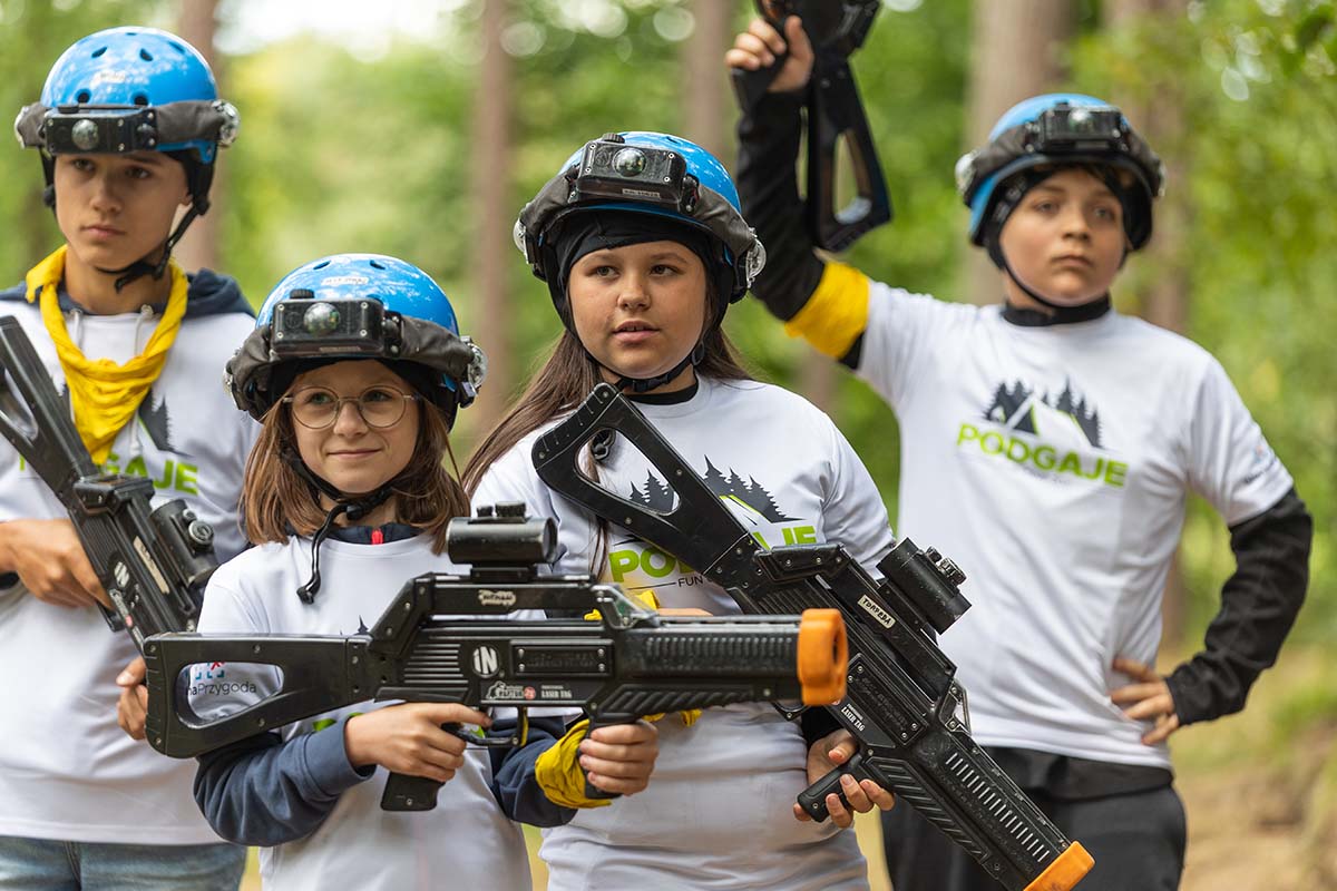 Dzieci podczas obozu paintballowego