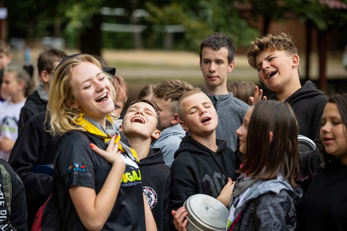 Młodzież podczas obozu w Polsce - tańce i śpiew