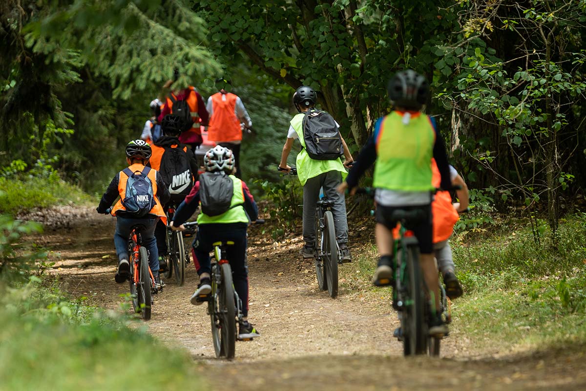 Kolonie nad jeziorem w Smerzynie - wycieczka na rowerach