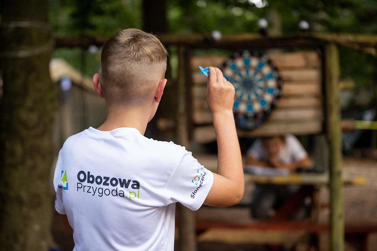 Gra w rzutki na obozie przygodowym