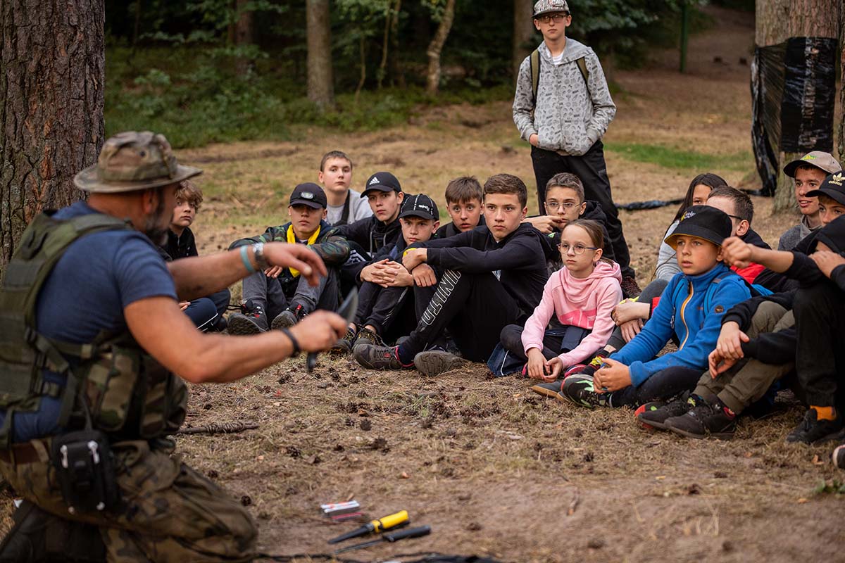 Zajęcia edukacyjne dla dzieci na koloniach nad jeziorem w Smerzynie