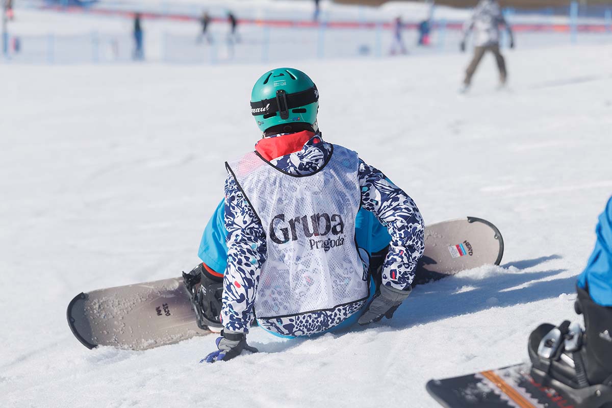 Dziecko na snowboardzie podczas obozu zimowego