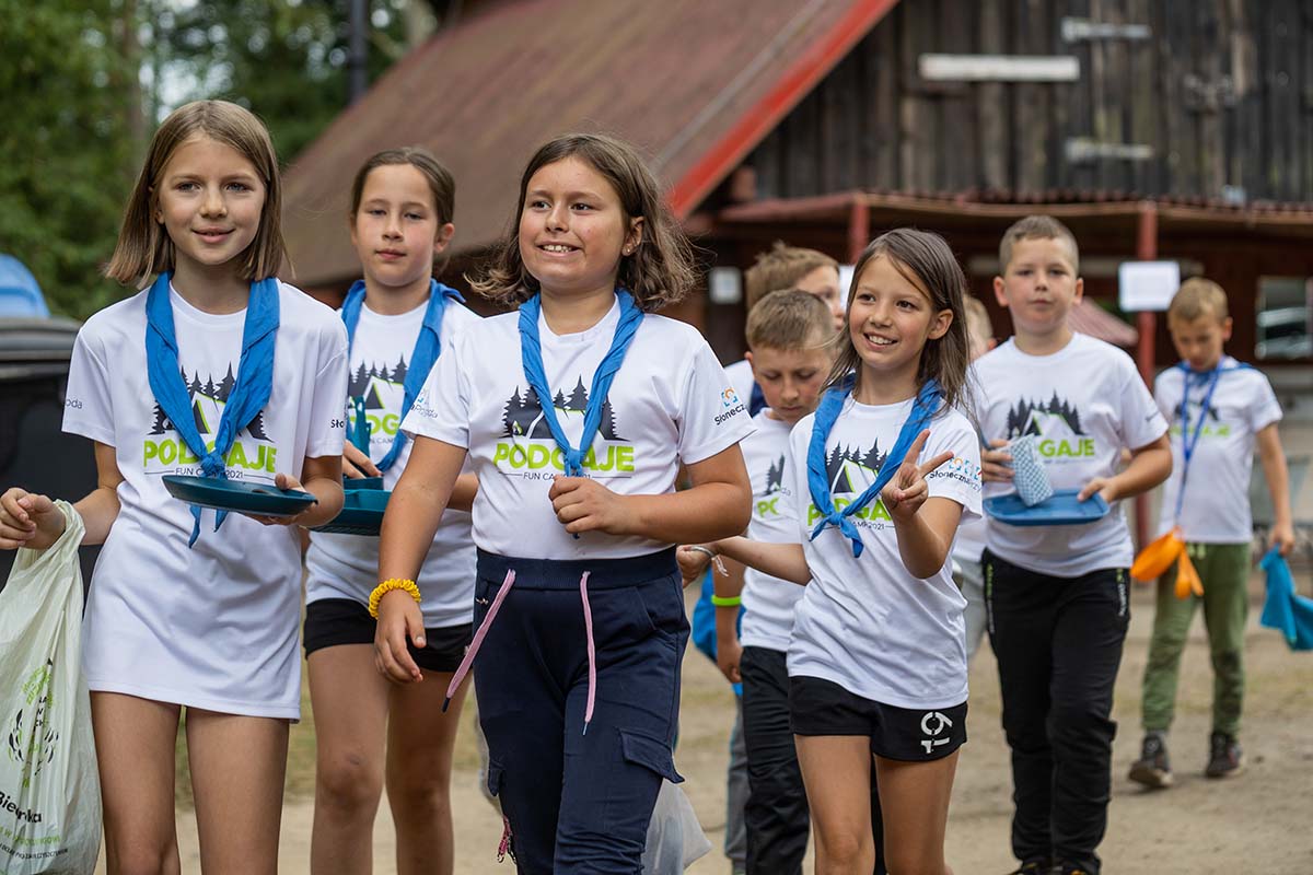 Młodzież w różnym wieku podczas obozu